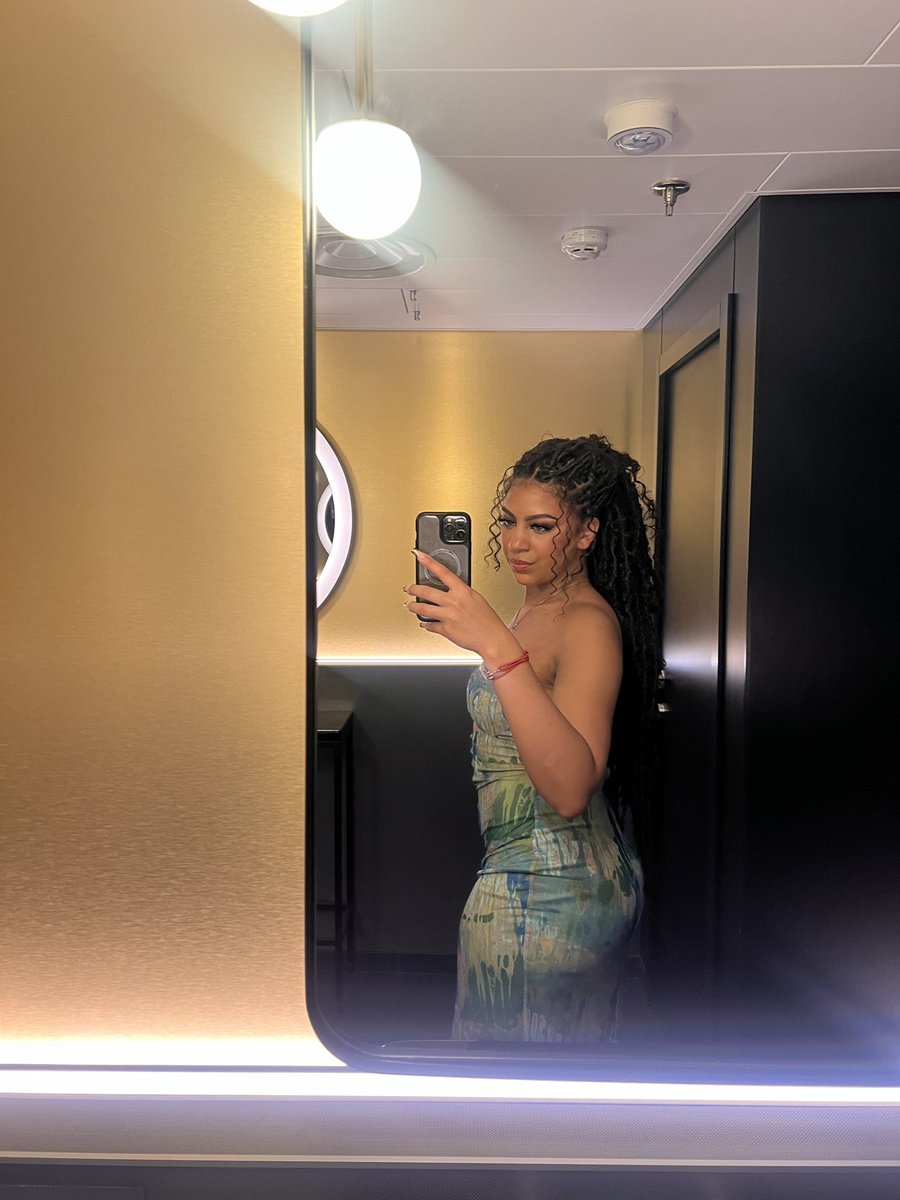 KaliFernandes1's tweet photo. When your Makeup , Hair , and Fit all comes out how you want it to 👌🏽👌🏽 https://t.co/lkcYXnHY6R