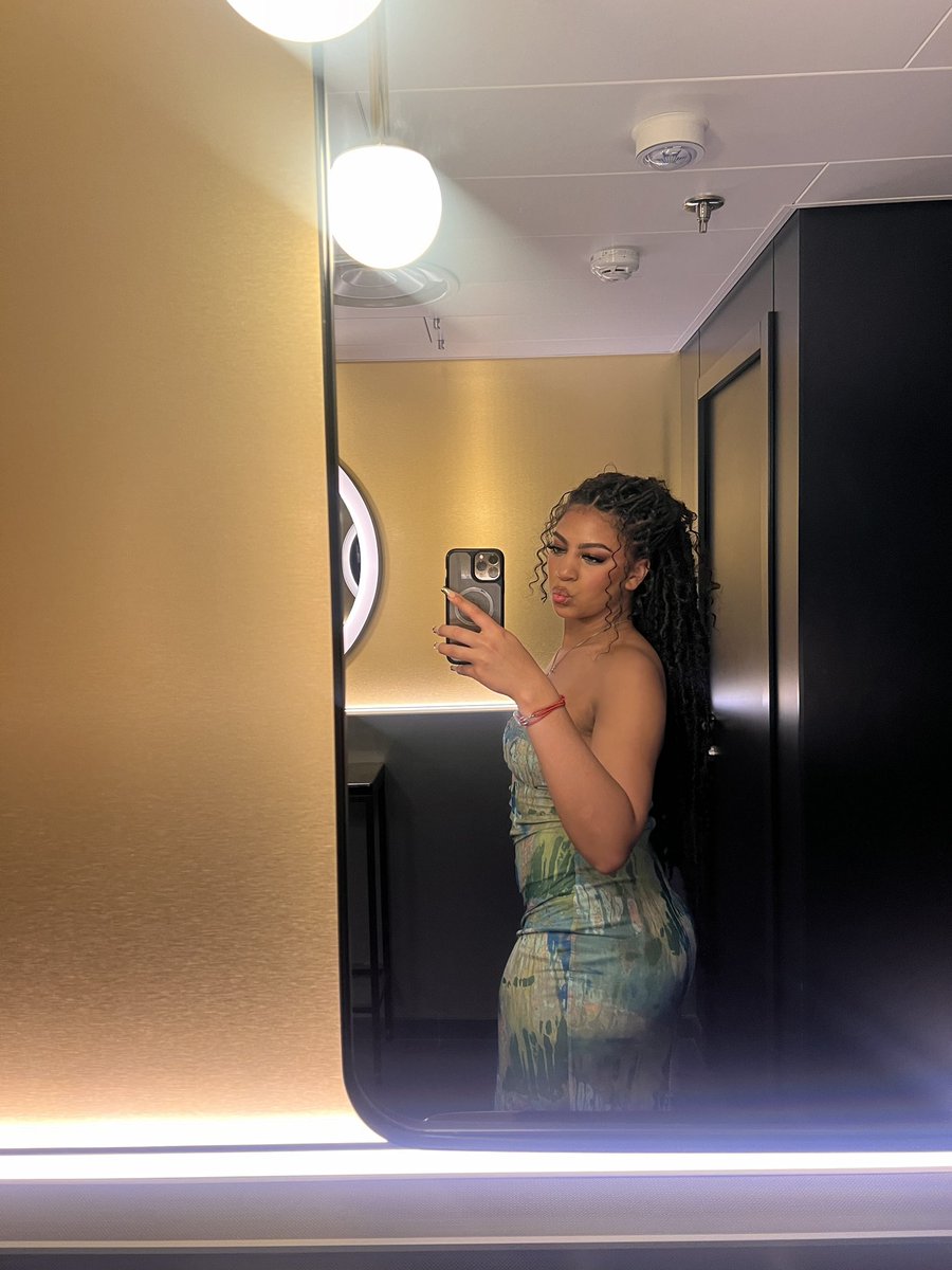 KaliFernandes1's tweet photo. When your Makeup , Hair , and Fit all comes out how you want it to 👌🏽👌🏽 https://t.co/lkcYXnHY6R