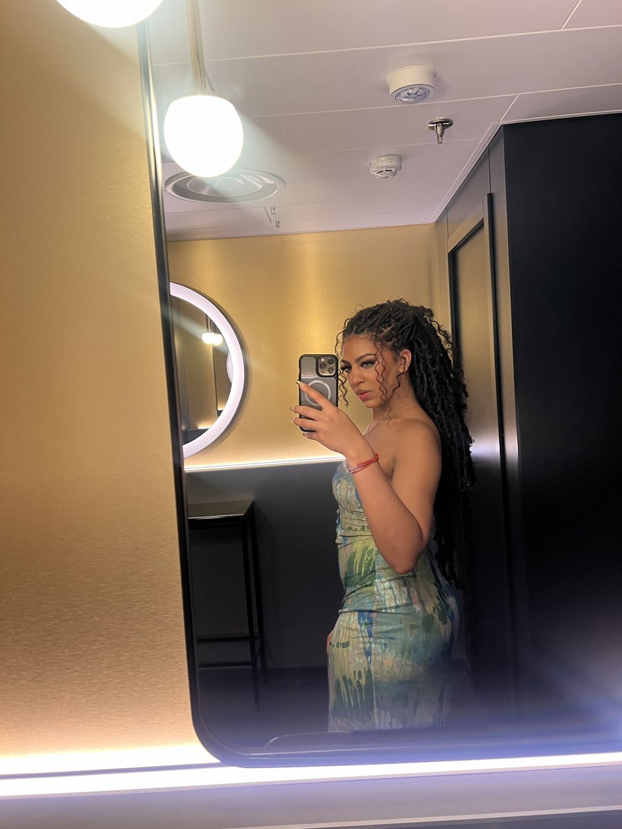 KaliFernandes1's tweet photo. When your Makeup , Hair , and Fit all comes out how you want it to 👌🏽👌🏽 https://t.co/lkcYXnHY6R