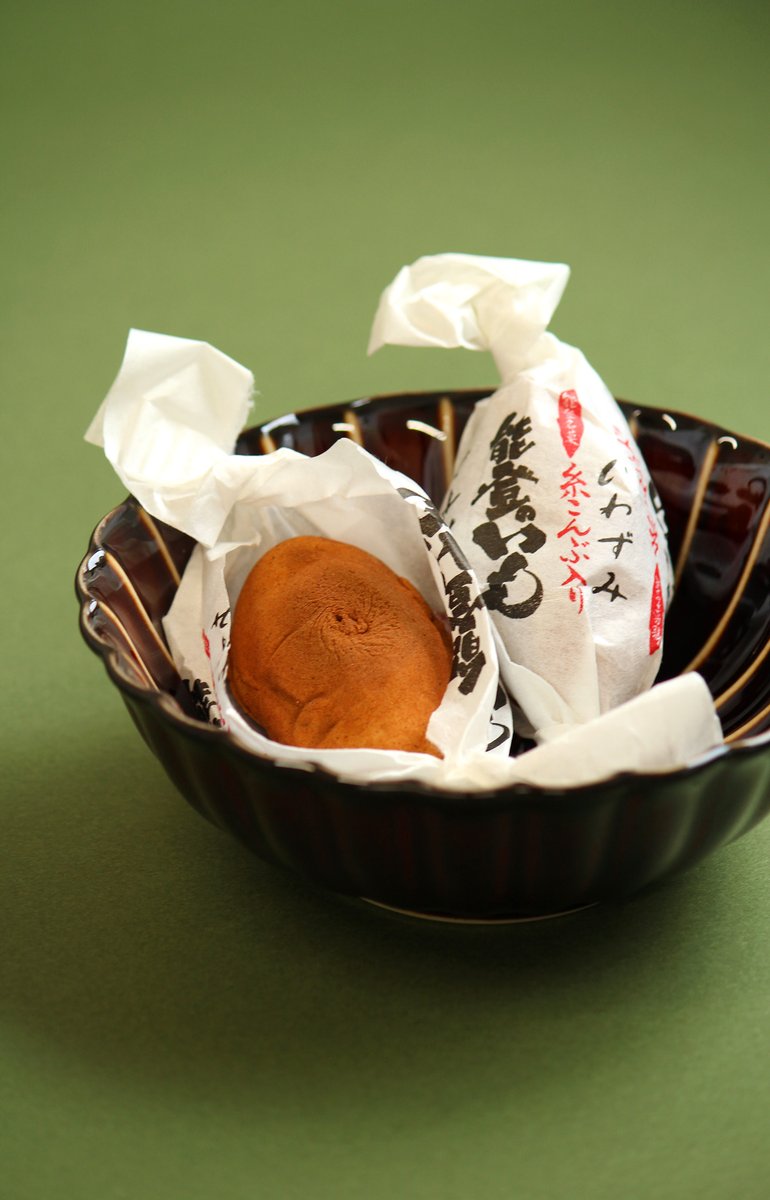 能登銘菓「能登のいも菓子」いただいたよ！
能登で古くから作られてるお菓子らしいんだけど、なんと芋は一切入ってないという…
シナモンの香りと白餡がよく合う～
上品だけど懐かしさも感じるお味。
形はとても芋。個包装、素朴かわいい。また食べたい。
🐰