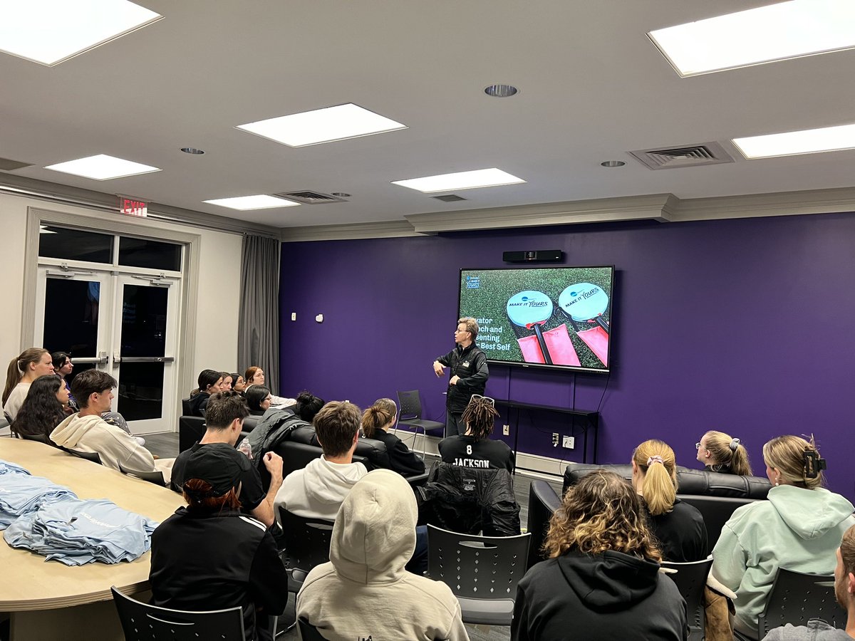 JennBellAD's tweet photo. Loved having our SAAC meet w/ @ICHOSEdivision2 &amp; @Roberta_Page to learn more @  community engagement &amp; elevator speeches. Can’t wait for others on our campus to meet w/ them tomorrow. #thankful https://t.co/INJXhDgYNn
