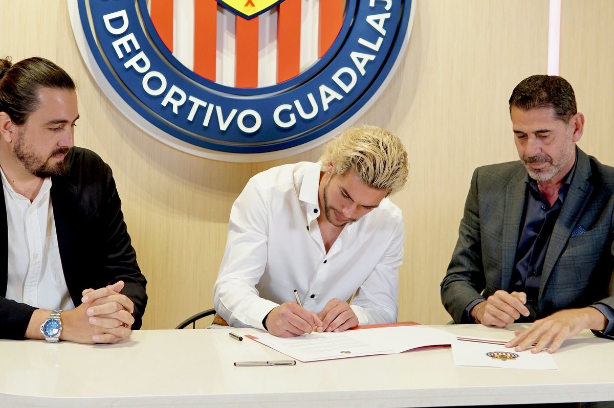 Amauryvz's tweet photo. Ya es oficial !
Bienvenido Cade Cowell @Cc4Official al Club Deportivo Guadalajara. Tal vez te dijeron que tu familia mexicana es algo grande, pero tal vez no te dijeron que somos como 40 millones. Lo cierto es que todos te estábamos esperando.
#Bienvenido a casa, Cade, te deseo todo el éxito, muchos triunfos y muchos goles.
Vamos @Chivas 💪 🐐 🔴⚪