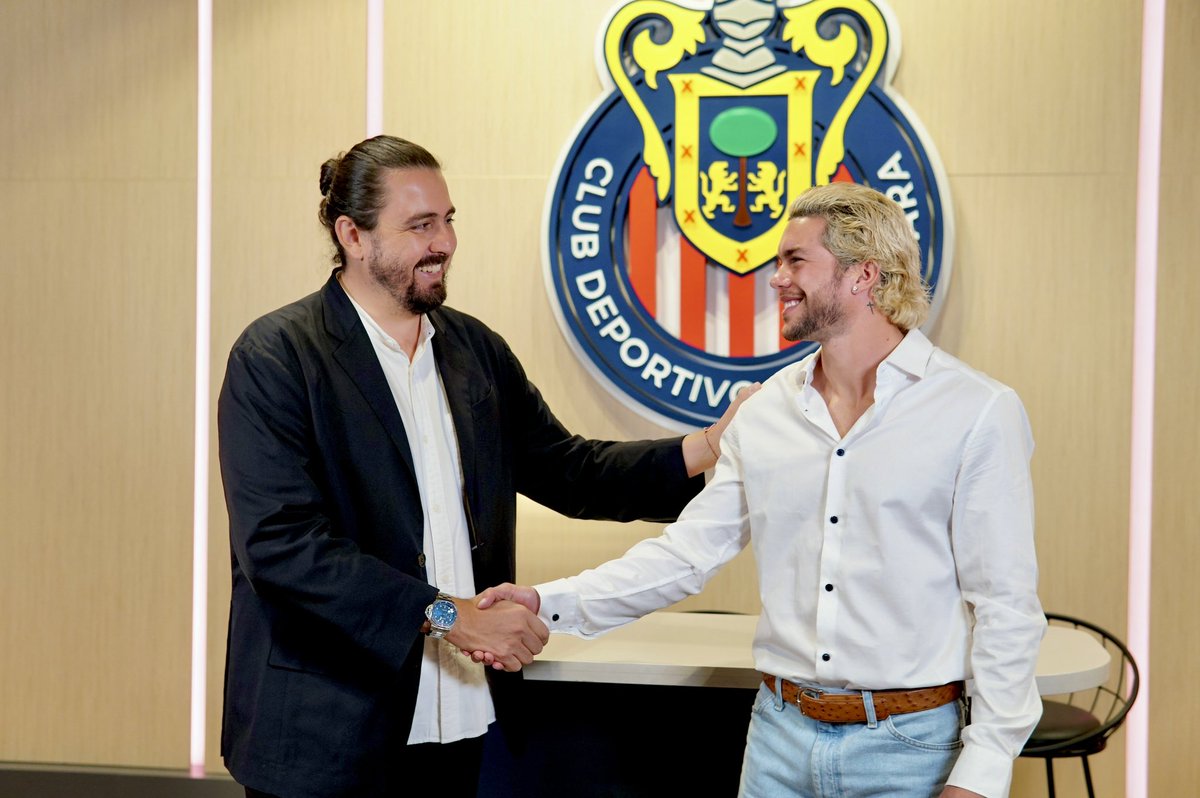 Amauryvz's tweet photo. Ya es oficial !
Bienvenido Cade Cowell @Cc4Official al Club Deportivo Guadalajara. Tal vez te dijeron que tu familia mexicana es algo grande, pero tal vez no te dijeron que somos como 40 millones. Lo cierto es que todos te estábamos esperando.
#Bienvenido a casa, Cade, te deseo todo el éxito, muchos triunfos y muchos goles.
Vamos @Chivas 💪 🐐 🔴⚪