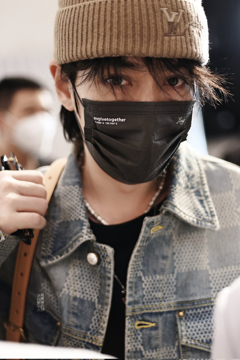 888longevity's tweet photo. I am mesmerized by this photo of #ZhuYilong 😍 (the bandaid on his nose though 💔 Hope his nose/brow/forehead recover well) #朱一龙 #ParisFashionWeek #LouisVuitton ＃LV #LVMensFW24 https://t.co/gekkG8Aq6u
