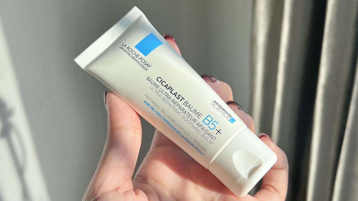 plengssp's tweet photo. ขอย้ำอีกครั้ง! ลาโรช CICAPLAST Baume B5+ คือตัวแม่ฮีลผิวของจริง ผิวแห้ง ผิวแดงคัน ผิวหลังเลเซอร์คือโบกหลอดนี้จบ ดีขึ้นตั้งแต่คืนแรก เป็นเนื้อบาล์มเข้มข้นแต่เ��ลี่ยง่าย ล็อคความชุ่มชื้นดีมาก ตื่นมาผิวฉ่ำเงา ต้องมีติดไว้ตลอดเลย นี่ใช้กับผิวตัวด้วยนะ เวลาที่ไปเลเซอร์ขนกลับมาคือช่วยได้ดีมากๆ ผิวไม่แสบไม่คัน ไอเลิฟ