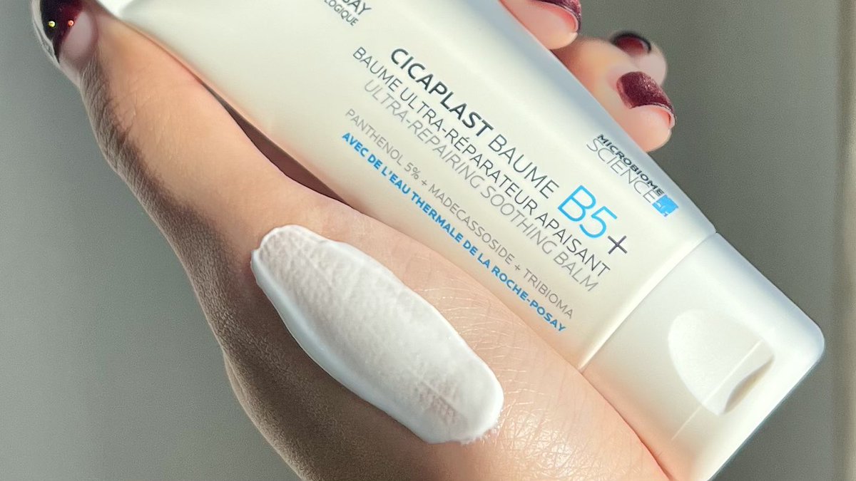 plengssp's tweet photo. ขอย้ำอีกครั้ง! ลาโรช CICAPLAST Baume B5+ คือตัวแม่ฮีลผิวของจริง ผิวแห้ง ผิวแดงคัน ผิวหลังเลเซอร์คือโบกหลอดนี้จบ ดีขึ้นตั้งแต่คืนแรก เป็นเนื้อบาล์มเข้มข้นแต่เ��ลี่ยง่าย ล็อคความชุ่มชื้นดีมาก ตื่นมาผิวฉ่ำเงา ต้องมีติดไว้ตลอดเลย นี่ใช้กับผิวตัวด้วยนะ เวลาที่ไปเลเซอร์ขนกลับมาคือช่วยได้ดีมากๆ ผิวไม่แสบไม่คัน ไอเลิฟ