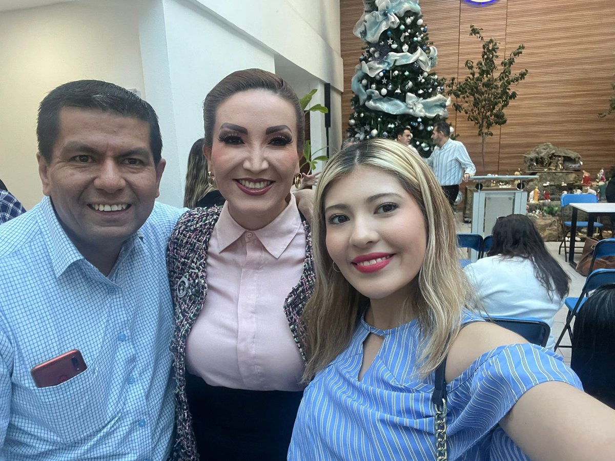 cchavezsandoval's tweet photo. Tarde de fiesta en el @PANGuanajuato durante el Registro de Candidatos a Diputados Locales #SiLeSabe @VictorZanella @Ortiz_Irapuato @chrisenriquezh @susybermudezc #BrendaPérez @tovarxava @JoseAlberto707 @tanamachip https://t.co/SSKnOItfy0