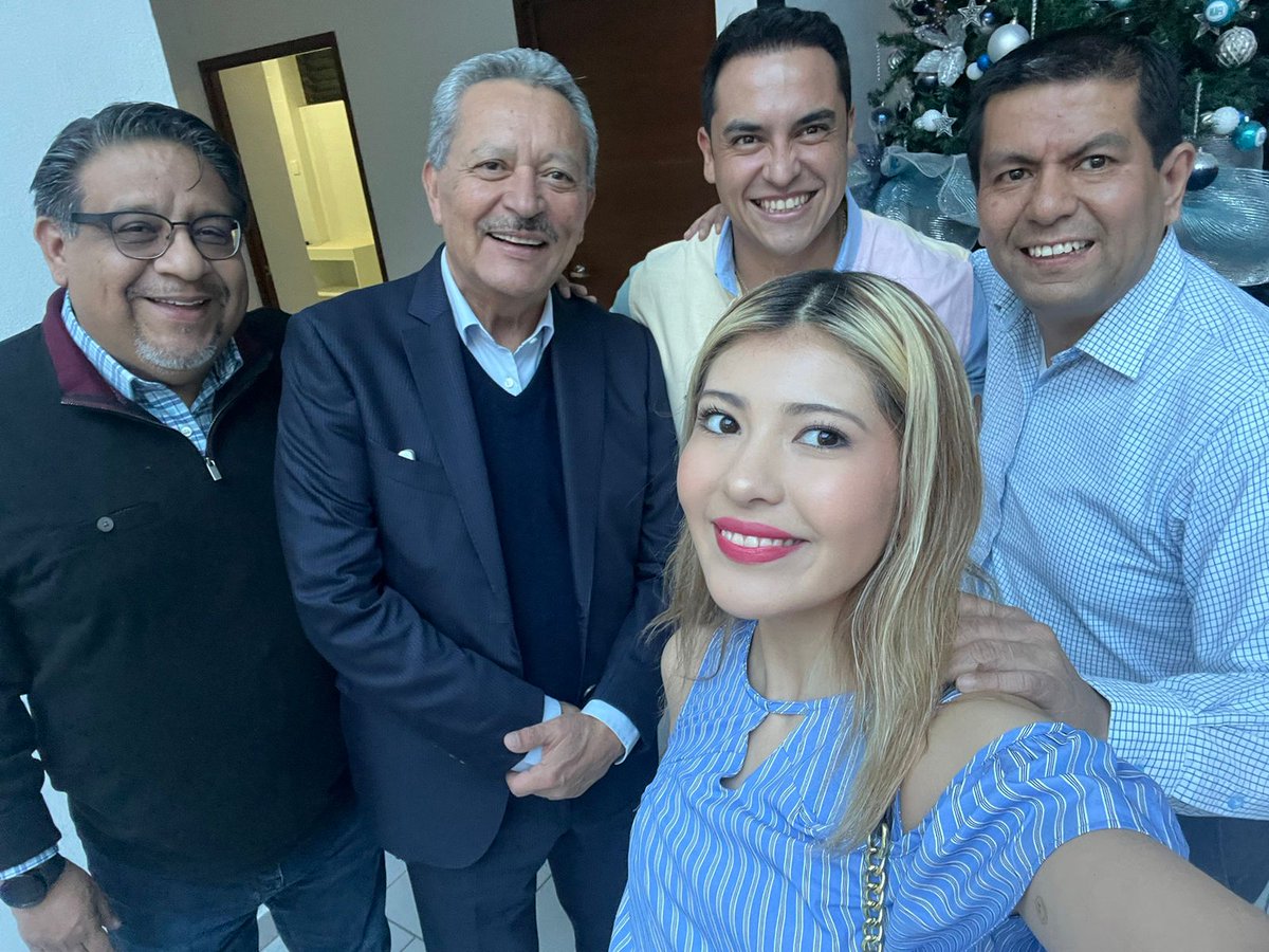 cchavezsandoval's tweet photo. Tarde de fiesta en el @PANGuanajuato durante el Registro de Candidatos a Diputados Locales #SiLeSabe @VictorZanella @Ortiz_Irapuato @chrisenriquezh @susybermudezc #BrendaPérez @tovarxava @JoseAlberto707 @tanamachip https://t.co/SSKnOItfy0