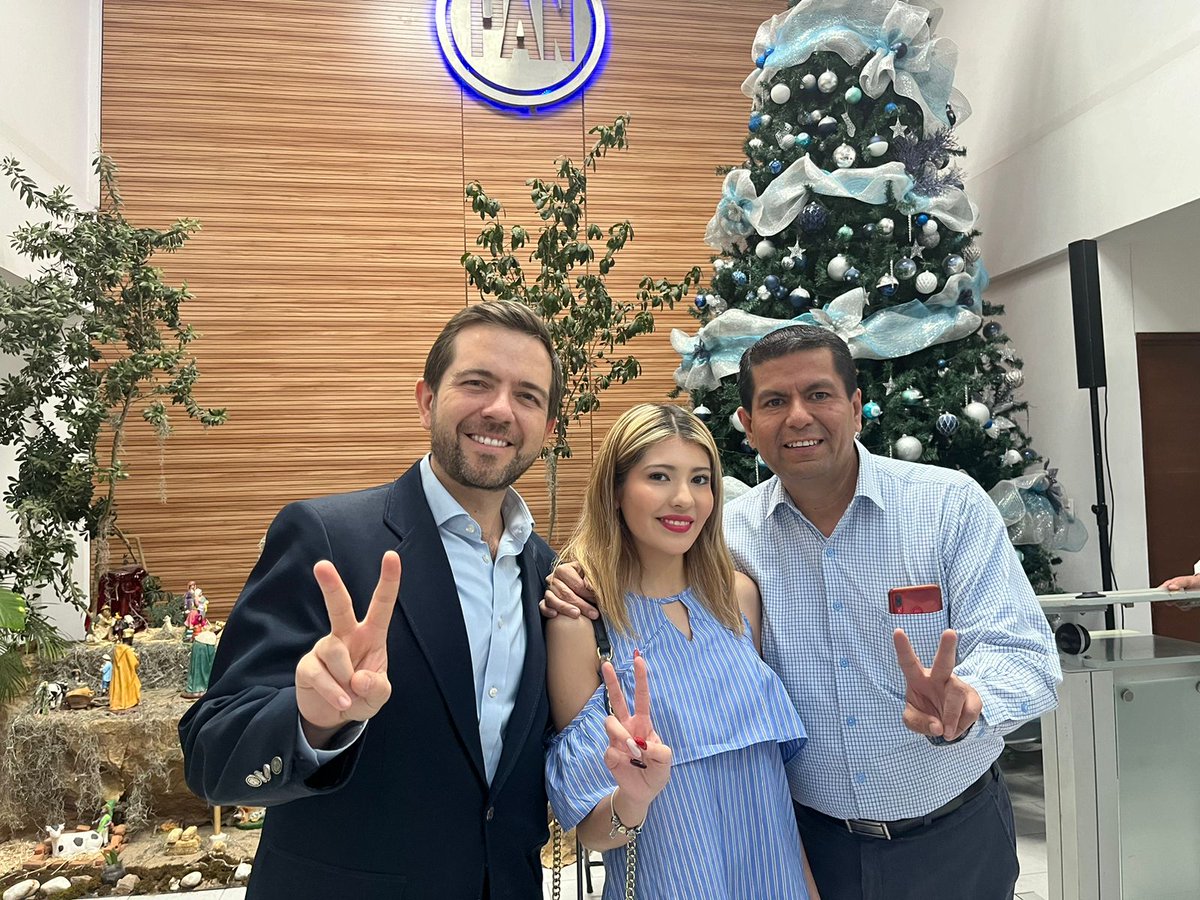 cchavezsandoval's tweet photo. Tarde de fiesta en el @PANGuanajuato durante el Registro de Candidatos a Diputados Locales #SiLeSabe @VictorZanella @Ortiz_Irapuato @chrisenriquezh @susybermudezc #BrendaPérez @tovarxava @JoseAlberto707 @tanamachip https://t.co/SSKnOItfy0
