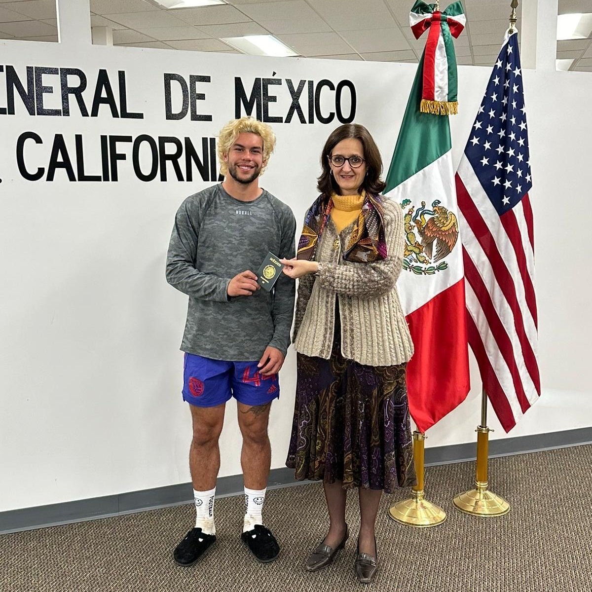 tudimebeto's tweet photo. Cade Cowell🇺🇸 y Julián Quiñones🇨🇴 son mexicanos también, no sean de esos pendejos que inventan polémicas baratas.

Además, un mexicano nace donde se le da la chingada gana y si no pregúntenle a Santiago Giménez🇦🇷 también.

Siempre defenderé a mi Pantera. 🇲🇽❤️ https://t.co/CxvC2xCoek