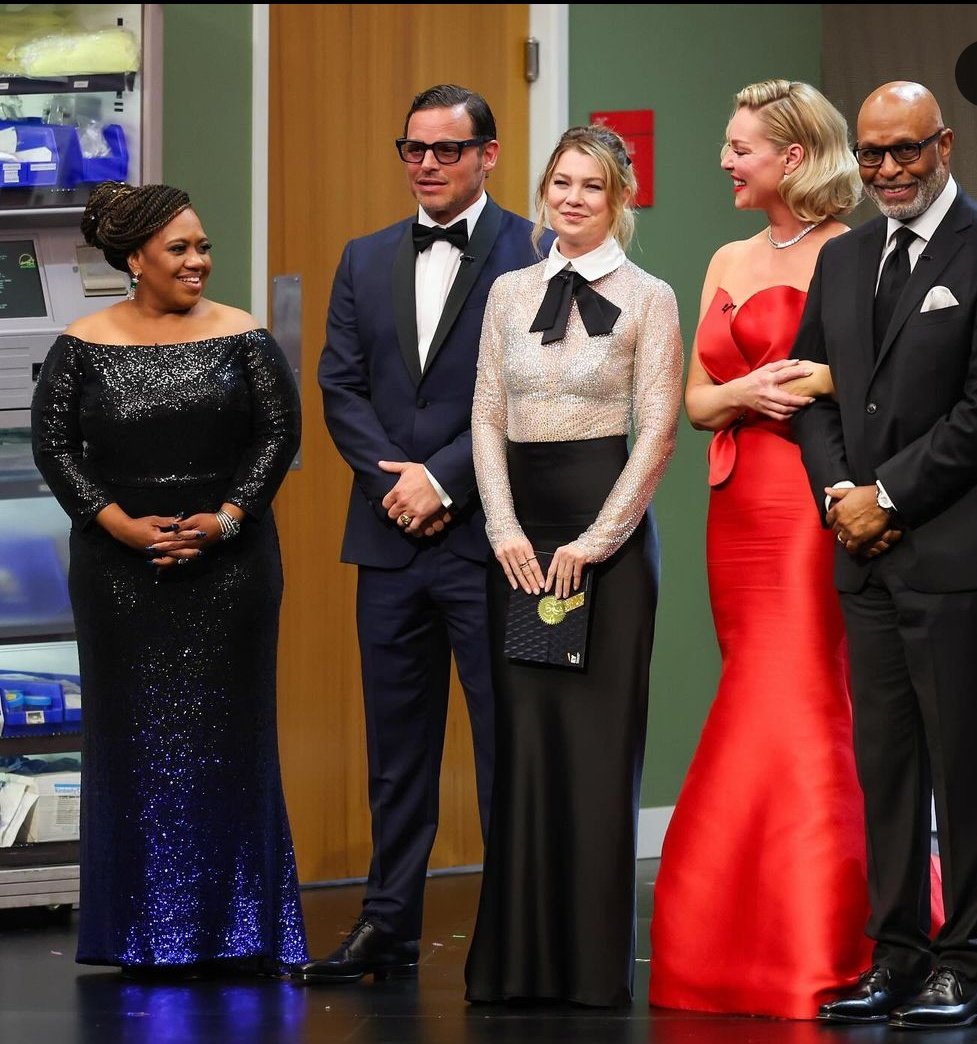 annabugadaa's tweet photo. Sério, elenco de Grey's juntinhos!! Que saudade deles #Emmys https://t.co/CJhFQoOB24