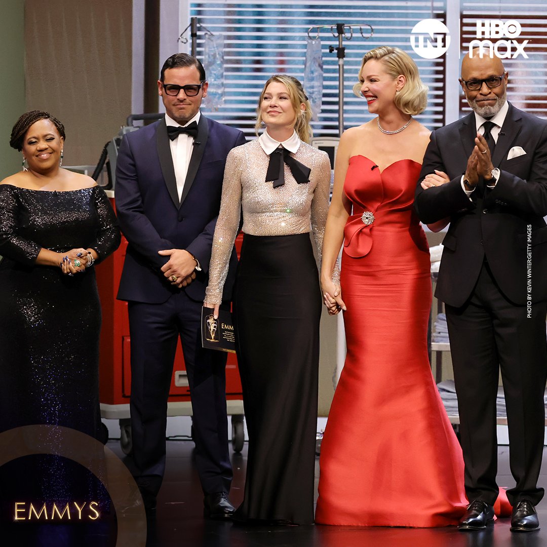 TNTLA's tweet photo. Ver al elenco original de #GreysAnatomy nos dio años de vida 😍

#EmmyTNT https://t.co/hsMV4NJpsK
