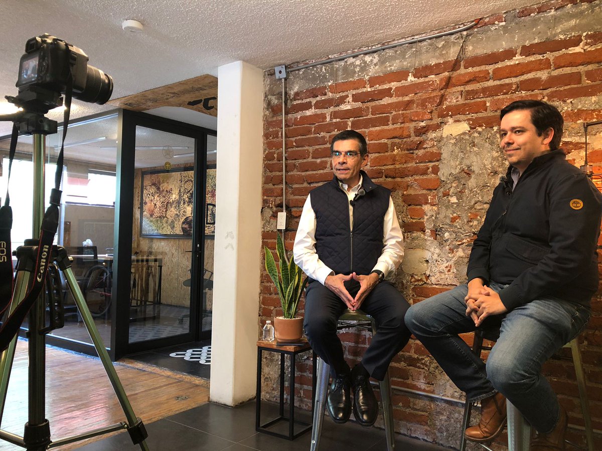EnriqueJacobR's tweet photo. 🎥Retomamos las grabaciones de su espacio #JacobTV. En esta ocasión, tuvimos a un invitado que nos brindó una charla relacionada con el acceso gratuito a internet y las redes de apoyo dentro del emprendimiento. Les comparto una fotografía detrás de cámaras. ¡Espérenlo! https://t.co/5CEmUZYYeb