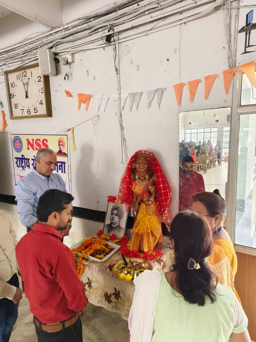 NSSUGGPJCG's tweet photo. राष्ट्रीय युवा दिवस के अवसर पर
धरमुं महारा शासकीय कन्या पॉलिटेक्निक जगदलपुर में संस्था की राष्ट्रीय सेवा योजना इकाई एवं रेड रिबन क्लब द्वारा विभिन्न  सांसकृतिक कार्यक्रमों एवं  निबंध प्रतियोगिता, प्रश्नोत्तरी प्रतियोगिता आदि का आयोजन किया गया... https://t.co/NJitwAT5Rh