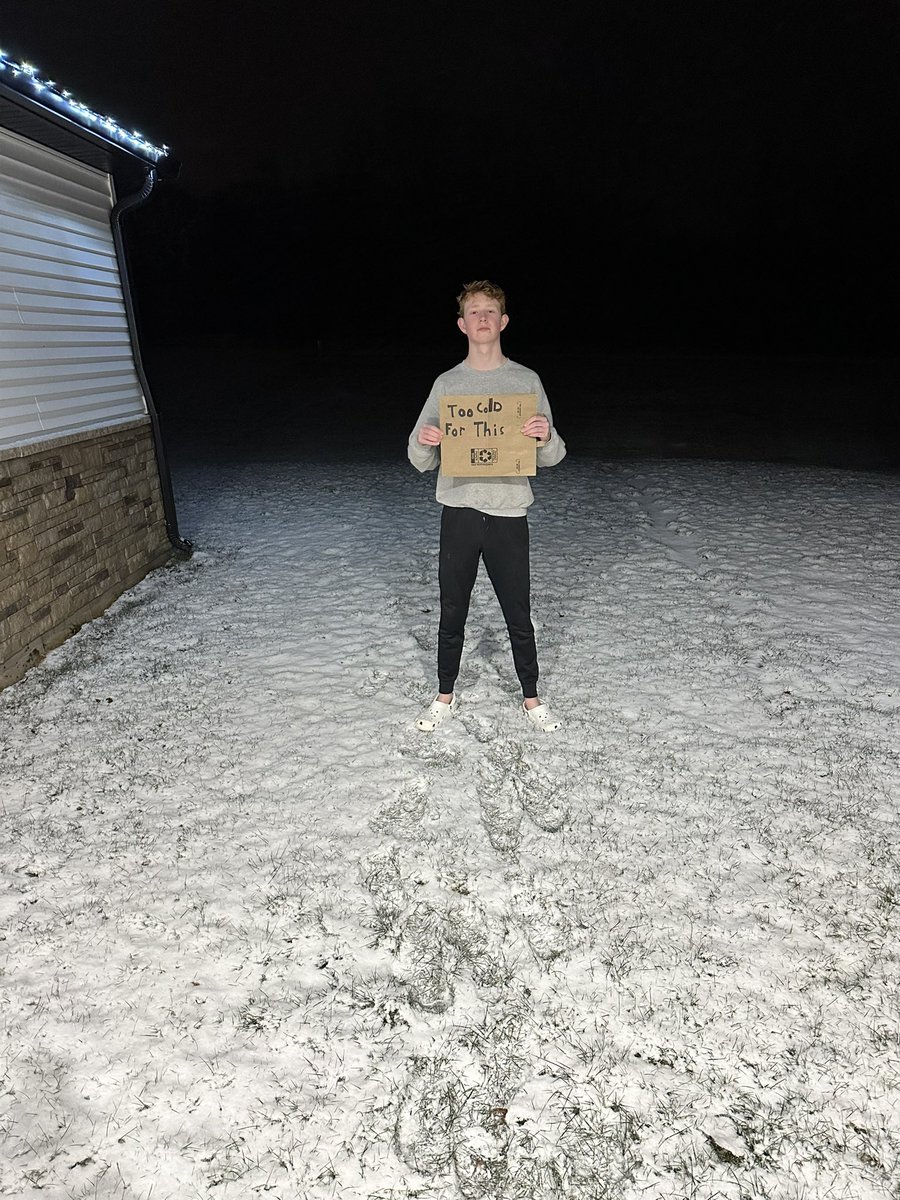 BridgetteHanne1's tweet photo. @MelonBaller124 @BorgiaPrez I walk inside after being at work for the past four hours and my brother already made a sign so I had to post. I had to park my car at the church by my house because I couldn’t get it up the road. Roads are really bad. I barely made it to the church by myself. https://t.co/P56Ht1hQuj