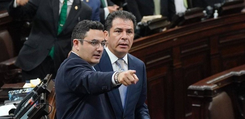 juanmachapinGT's tweet photo. "Sáquenme a ese traveco de allá"

No es traveco Samuel, es una diputada... https://t.co/ivlbzSGo8z