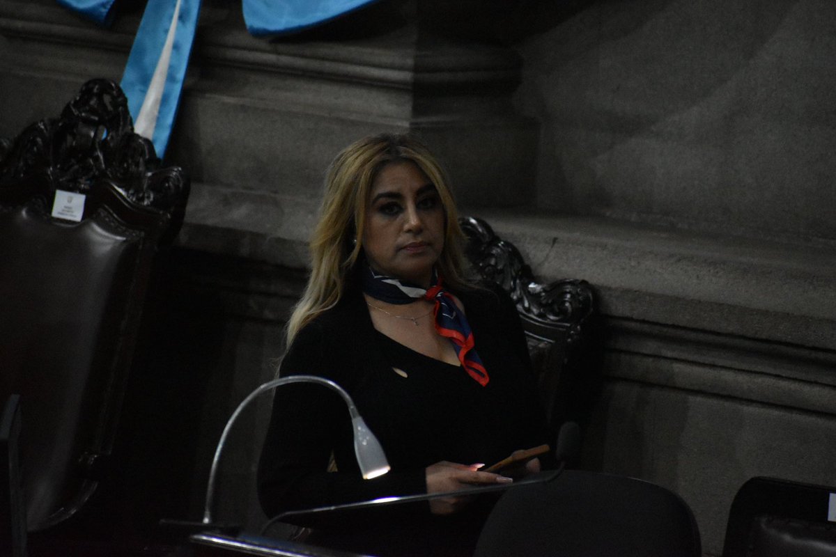 juanmachapinGT's tweet photo. "Sáquenme a ese traveco de allá"

No es traveco Samuel, es una diputada... https://t.co/ivlbzSGo8z