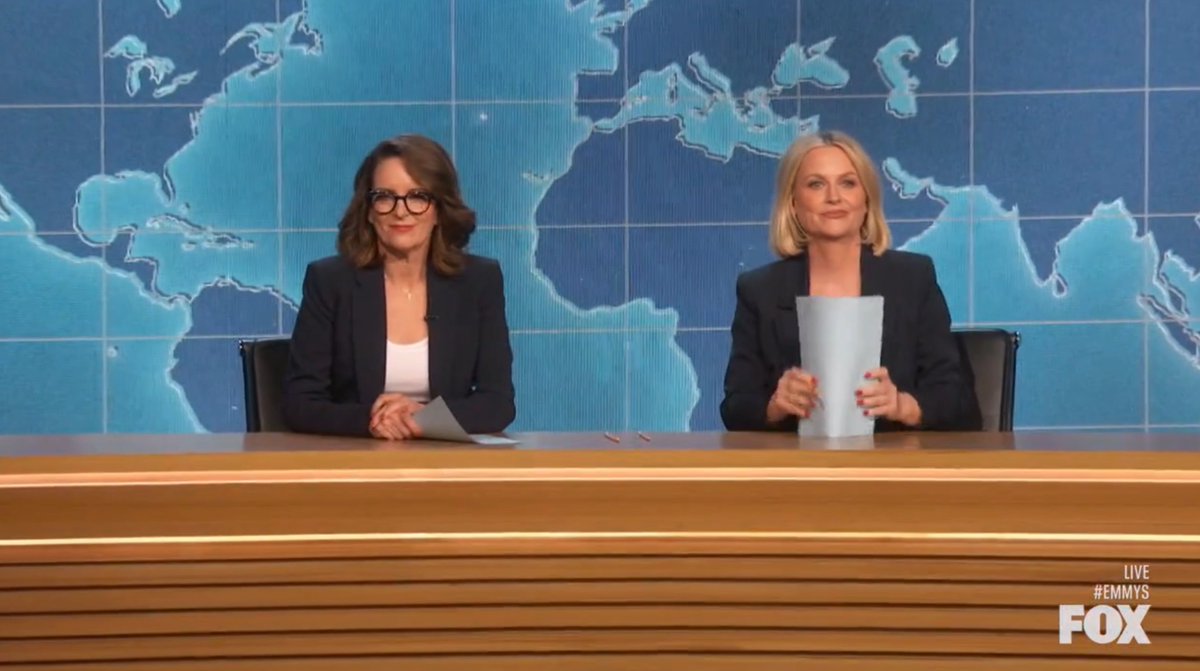 CataSerranoV's tweet photo. Otro momentazo en los #Emys Tina Fey y Amy Poehler, deberían ser las host de todos los premios, las amo y las extraño #Emmys2024 https://t.co/OQUoXNmIlz