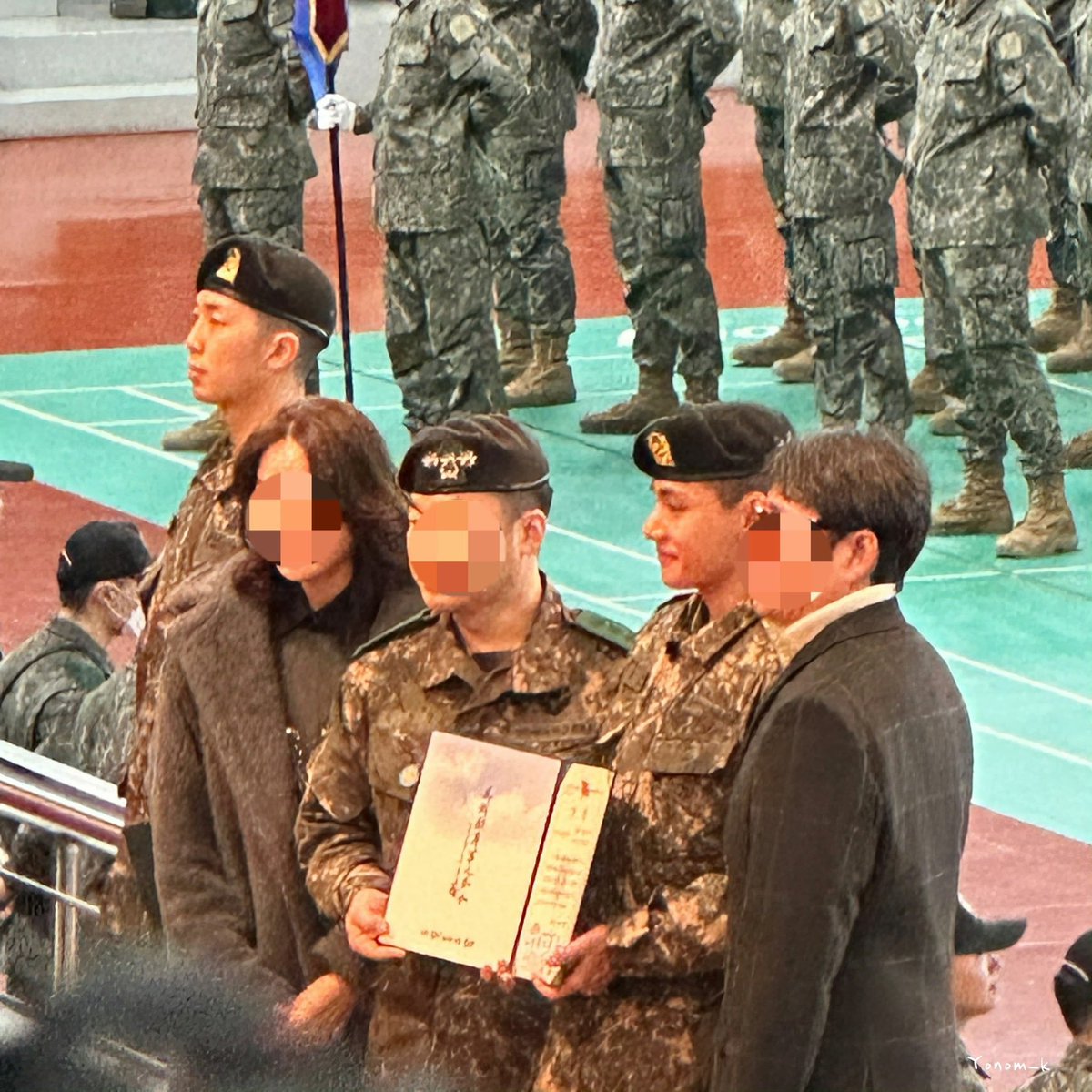Taehyung with his parents todayㅠㅠㅠㅠㅠㅠㅠ