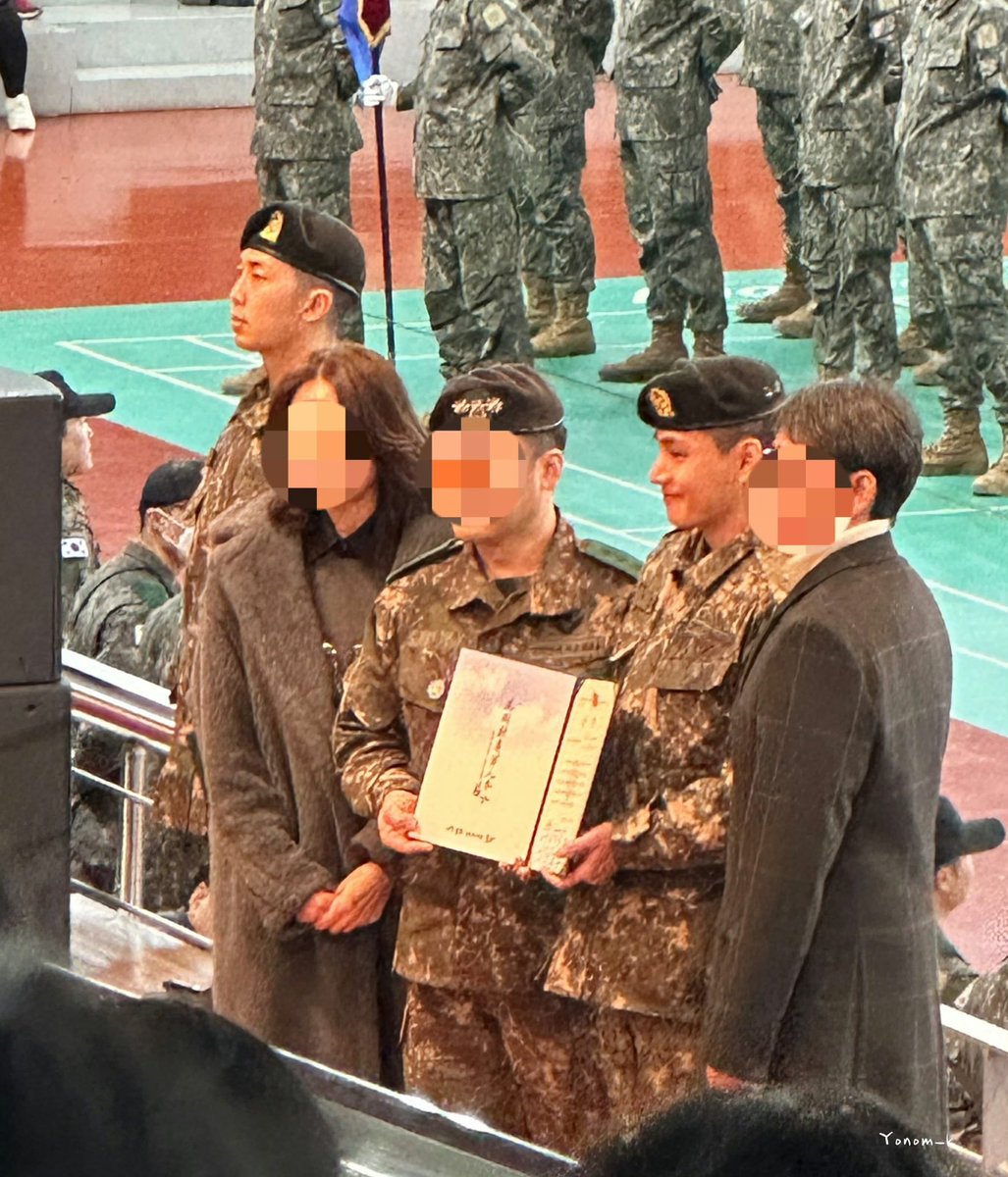 Artistae1230's tweet photo. Taehyung with his parents todayㅠㅠㅠㅠㅠㅠㅠ https://t.co/SvYigbsxiG