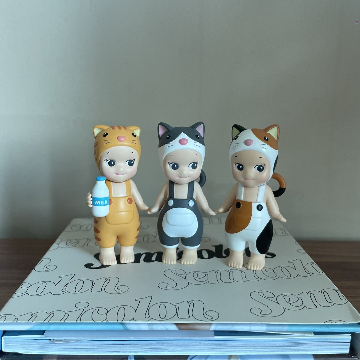 hirononuu's tweet photo. wts lfb sonny angel cat life 

red tabby, calico, tux set - 2400 

🐈🥛💭

✶ 700 each 
✶ can tingi tuxedo only
✶ fresh pull except calico ; all with bnf
✶ x sensi 

— — —
mop: gcash (payo or 3 days nrdp)
mod: sdd and jnt https://t.co/rlbXt1srsy
