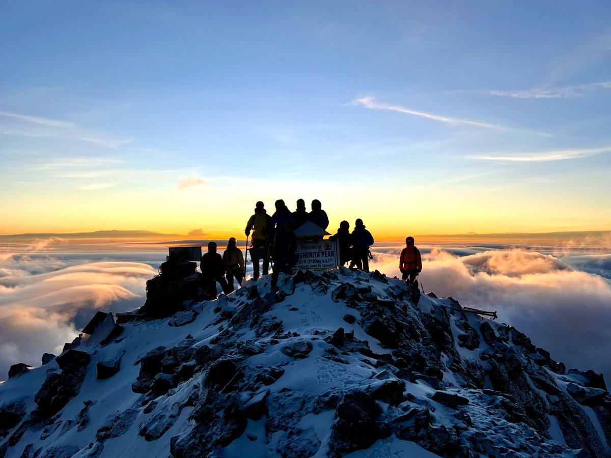 rwenzoritrek's tweet photo. Start your day with a view of the highest point in Uganda
The third highest in Africa

Welcome to the stunning Margherita peak, towering at 5109M above sea level https://t.co/gOHQ6huIqy