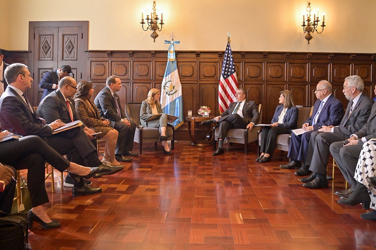 KarinHerreraVP's tweet photo. Hoy asistí a mi primera reunión bilateral como Vicepresidenta junto al Presidente @BArevalodeLeon en la que recibimos a @PowerUSAID, funcionarios y congresistas de #EEUU. 🇺🇸 Resaltó la importancia de los programas de agroecología y respuestas en conjunto para combatir al crimen organizado.