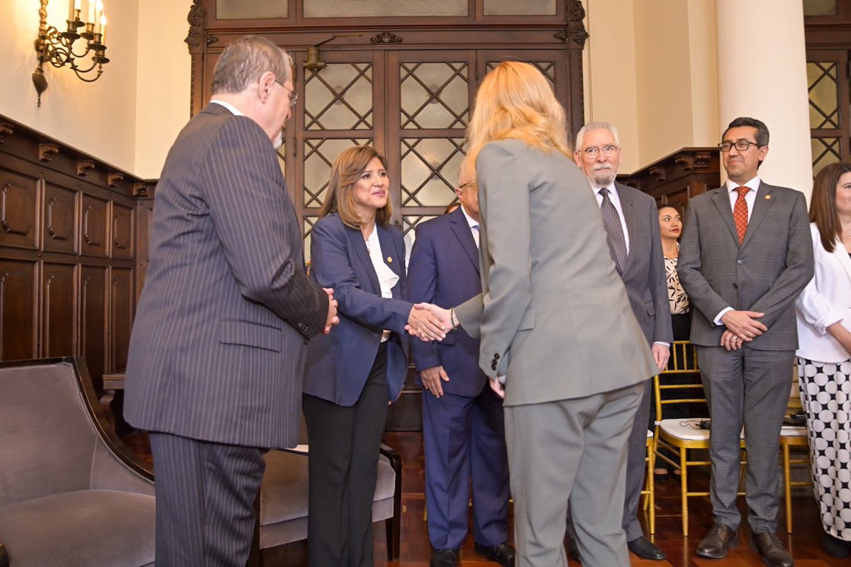 KarinHerreraVP's tweet photo. Hoy asistí a mi primera reunión bilateral como Vicepresidenta junto al Presidente @BArevalodeLeon en la que recibimos a @PowerUSAID, funcionarios y congresistas de #EEUU. 🇺🇸 Resaltó la importancia de los programas de agroecología y respuestas en conjunto para combatir al crimen organizado.