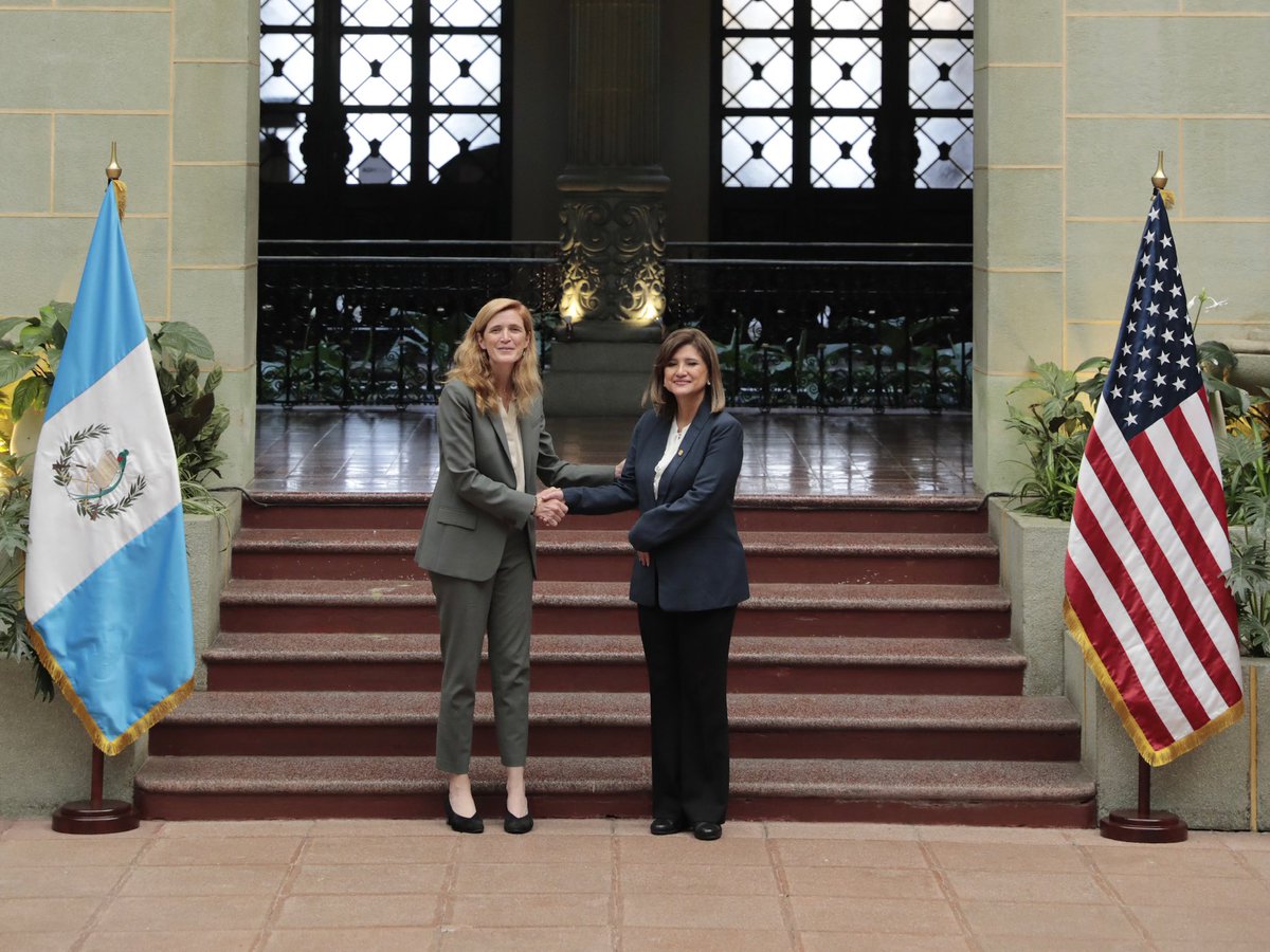KarinHerreraVP's tweet photo. Hoy asistí a mi primera reunión bilateral como Vicepresidenta junto al Presidente @BArevalodeLeon en la que recibimos a @PowerUSAID, funcionarios y congresistas de #EEUU. 🇺🇸 Resaltó la importancia de los programas de agroecología y respuestas en conjunto para combatir al crimen organizado.