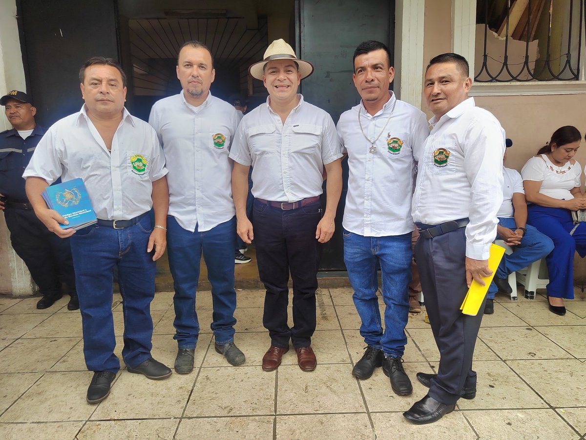 VasnyM's tweet photo. Acompañando al señor Pablo Hernández López y su consejo municipal deseándole lo mejor para su corporación que Dios los ilumine y les de mucha sabiduría al frente en estos 4 años.

•📍 Samayac, Suchitepéquez.

•🇬🇹#XLegislatura
•🏛️ #CongresoDinámico
•🕊️ Dios, Unión, Libertad https://t.co/udgUR1CM7r