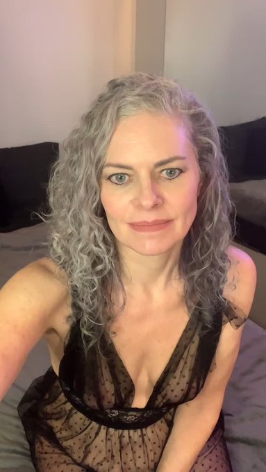 Hotlegsplaytime is live now! https://t.co/2LLODFMkDK https://t.co/FenGev2csP