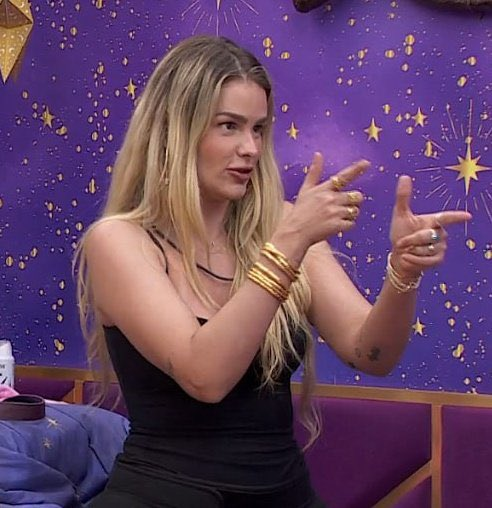 RedeRealityBR's tweet photo. Yasmin diz que acredita que Davi possa sair amanha por ter mandado o Pizane calar a boca durante o ao vivo. 🤣 #bbb24 #RedeBBB https://t.co/4Ur7QIG80Y