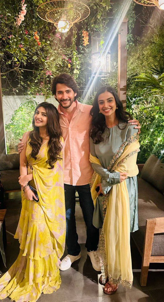 Ragalahariteam's tweet photo. @urstrulyMahesh hosts a success bash for #GunturKaaram team! 🎉🤗
#BlockbusterGunturKaaram #MaheshBabu𓃵 #NamrataShirodkar #Sreeleela #MeenakshiChaudhary #Ragalahari https://t.co/xZ0OcGpXxm