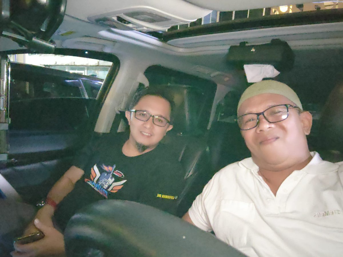 Haloo Kusuuteers,
Fyi,Om indra (ERCI DC) bertemu dengan Om Rozi, dkk dari ERCI Reg Sumut..
Silahturahmi lintas Chapter yang begitu indaaah..
Salam,
Kusuteers