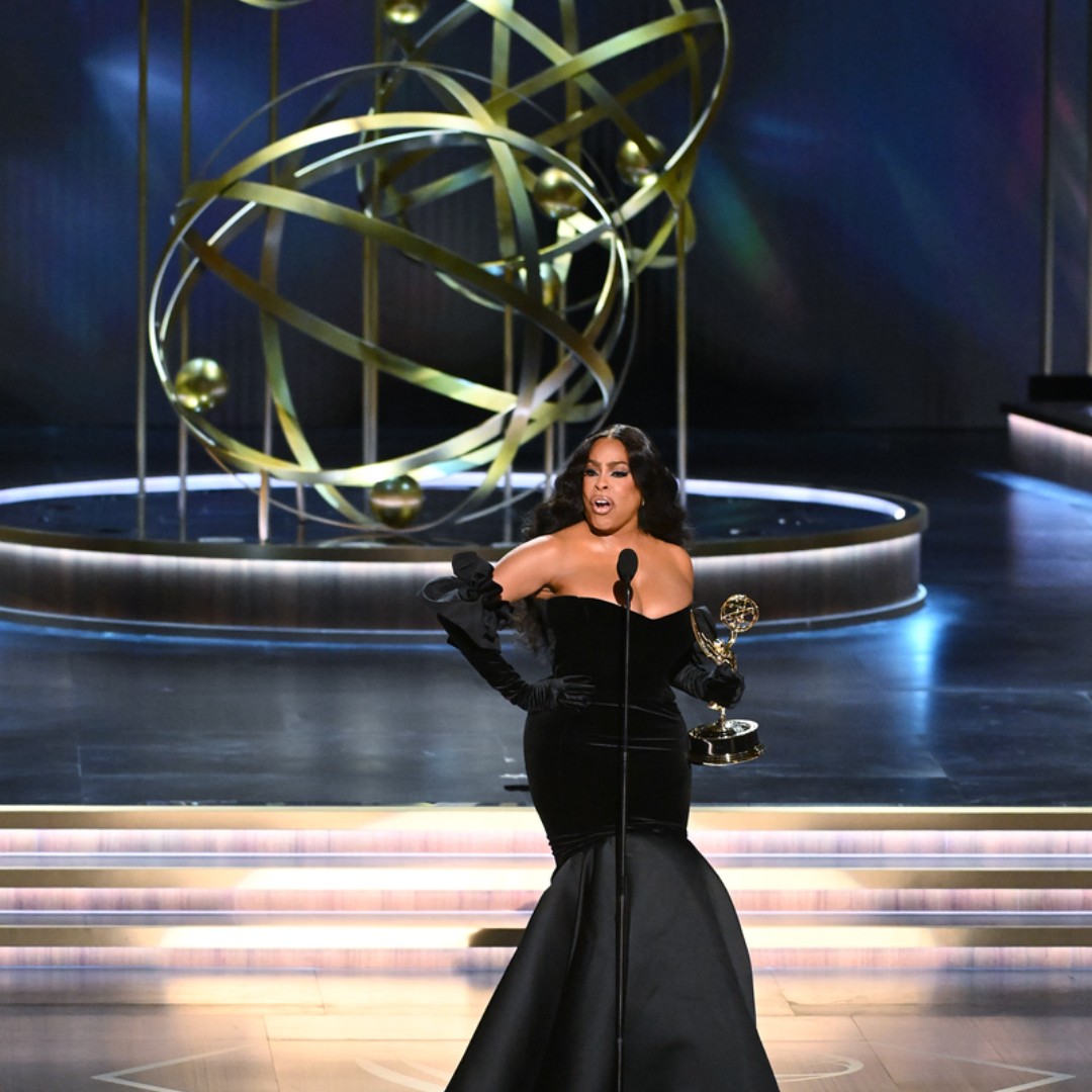 4ChionLifestyle's tweet photo. Niecy Nash-Betts accepts the Emmy Award for outstanding supporting actress in a limited or anthology series or movie for “Dahmer - Monster: The Jeffrey Dahmer Story” #Emmys #Emmys2023 #4chionstyle #4chionentertainement #dahmer https://t.co/S3ynGnYyLz