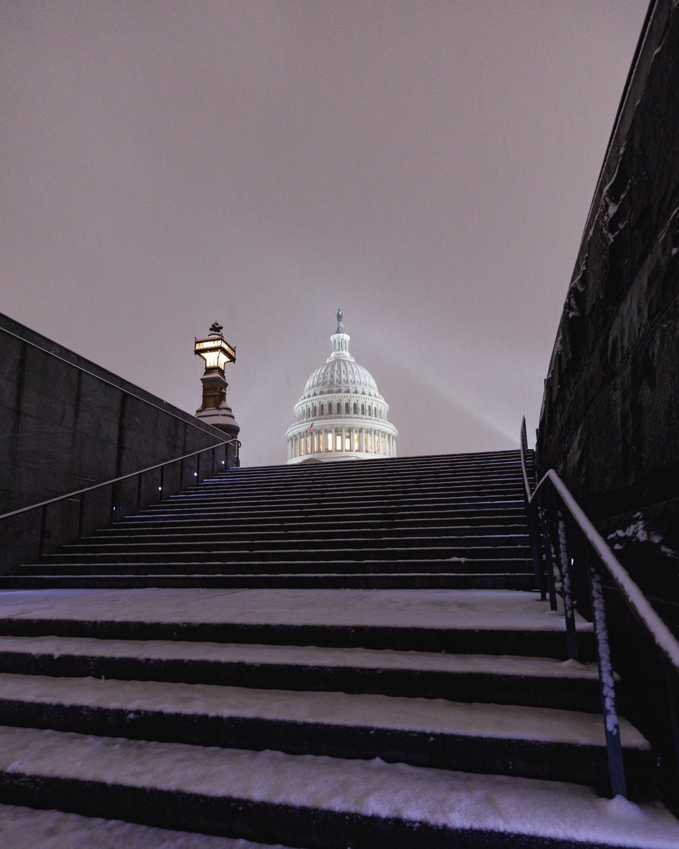 markalanandre's tweet photo. Snow coming down at the @uscapitol
@capitalweather @JimCantore @MyRadarWX @NWS #dc #snow #photography #igdc #exposeddc https://t.co/wrLnFYiiU0