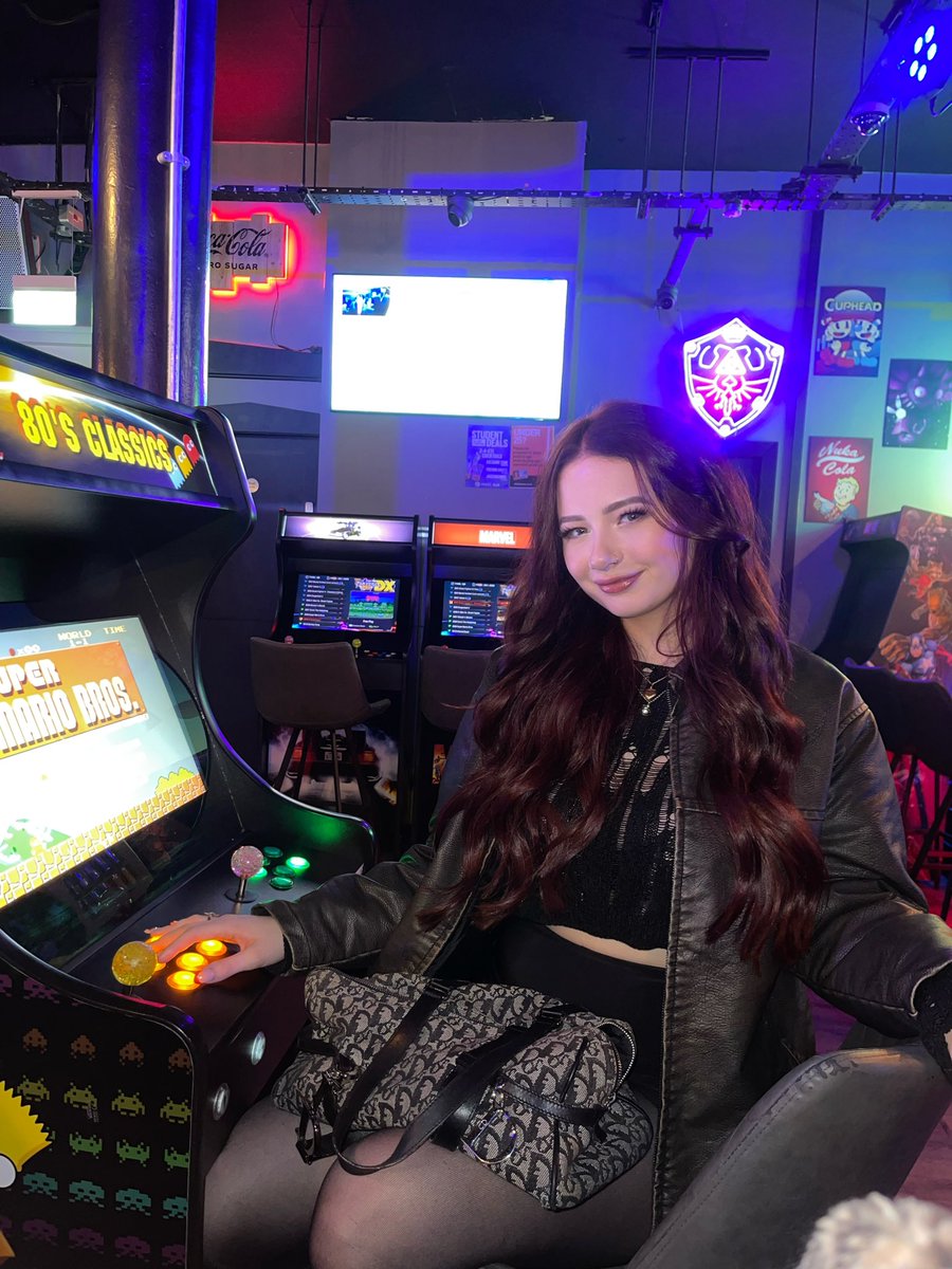 noteviegee's tweet photo. Arcade date? https://t.co/WSp53TOgJg
