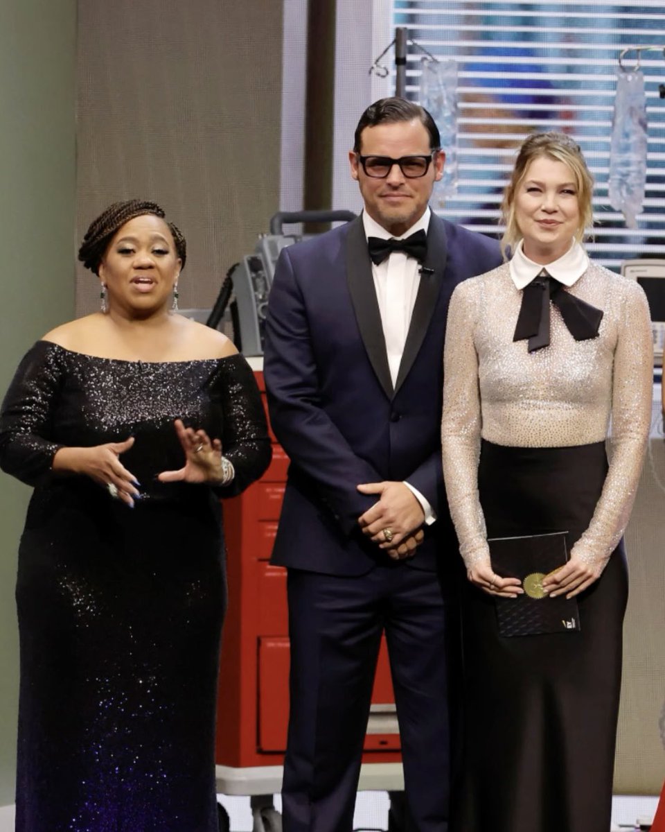 enowlatino's tweet photo. Hoy es un buen día para ser fan de #GreysAnayomy. 🥹❤️‍🩹 ¡Etiqueta a tu persona! 👇🏼 #Emmys #AlfombraRojaE #ENow

[📷: Getty] https://t.co/fWApiqZXcc