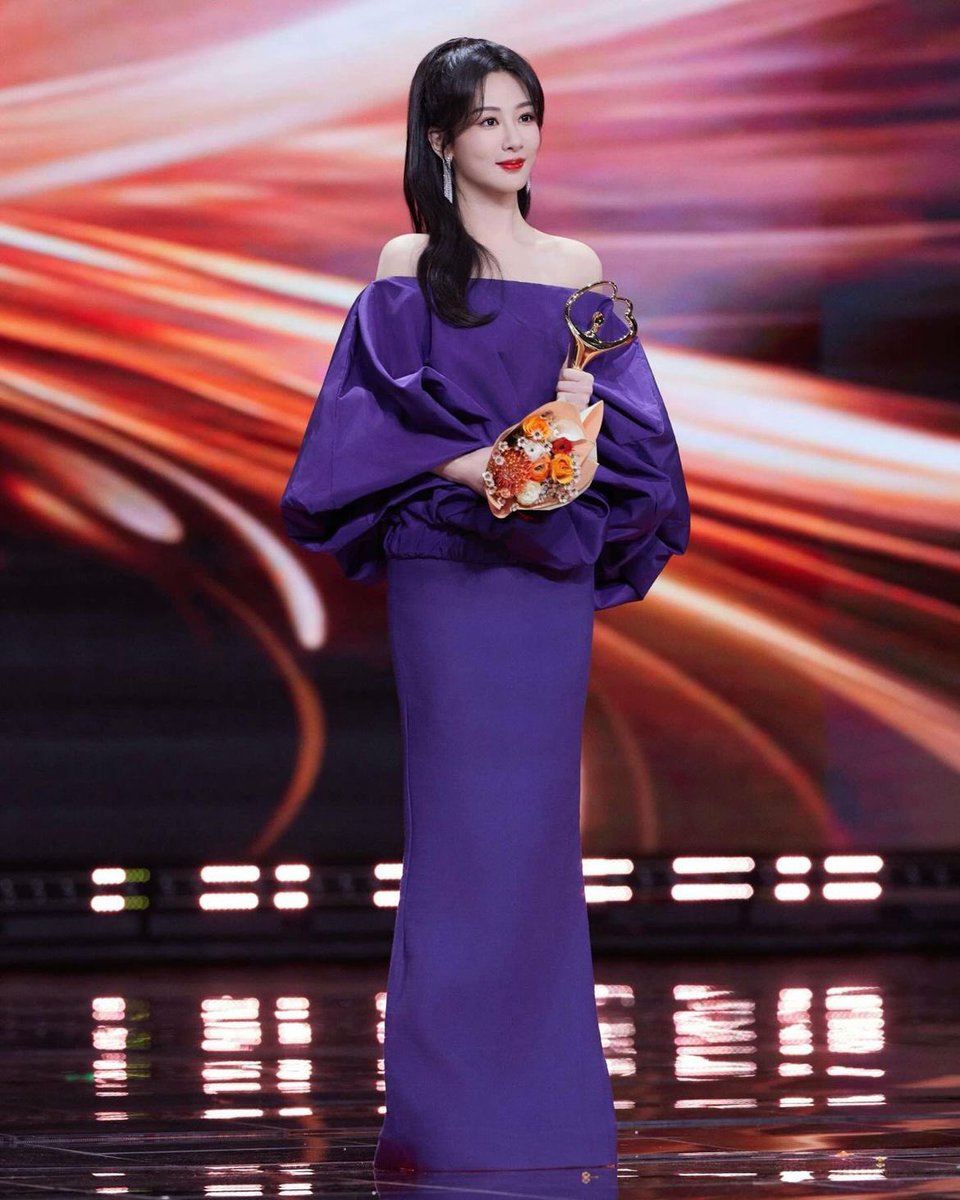 📸 240115 @MaisonValentino IG Threads update about #YangZi:

“Congratulations Yang Zi! This weekend, Valentino DiVas took the Weibo Night stage, accepting her award for Weibo Queen. The Brand Ambassador was styled in #ValentinoTheBeginning”

#YangZixValentino