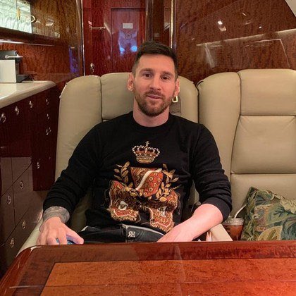 - Prêmio anunciado
- constrangimento global
- Messi assiste pela TV
- come 2 alfajor Jorgito
- liga pro seguranção ninja
- vamos sair, muchacho
- prepara tudo, leva doritos
- Sprite, fandangos e
- manda vir o jatinho
- qual deles, o Cruyff ou o Pep III?
- hoje precisamos ir mais