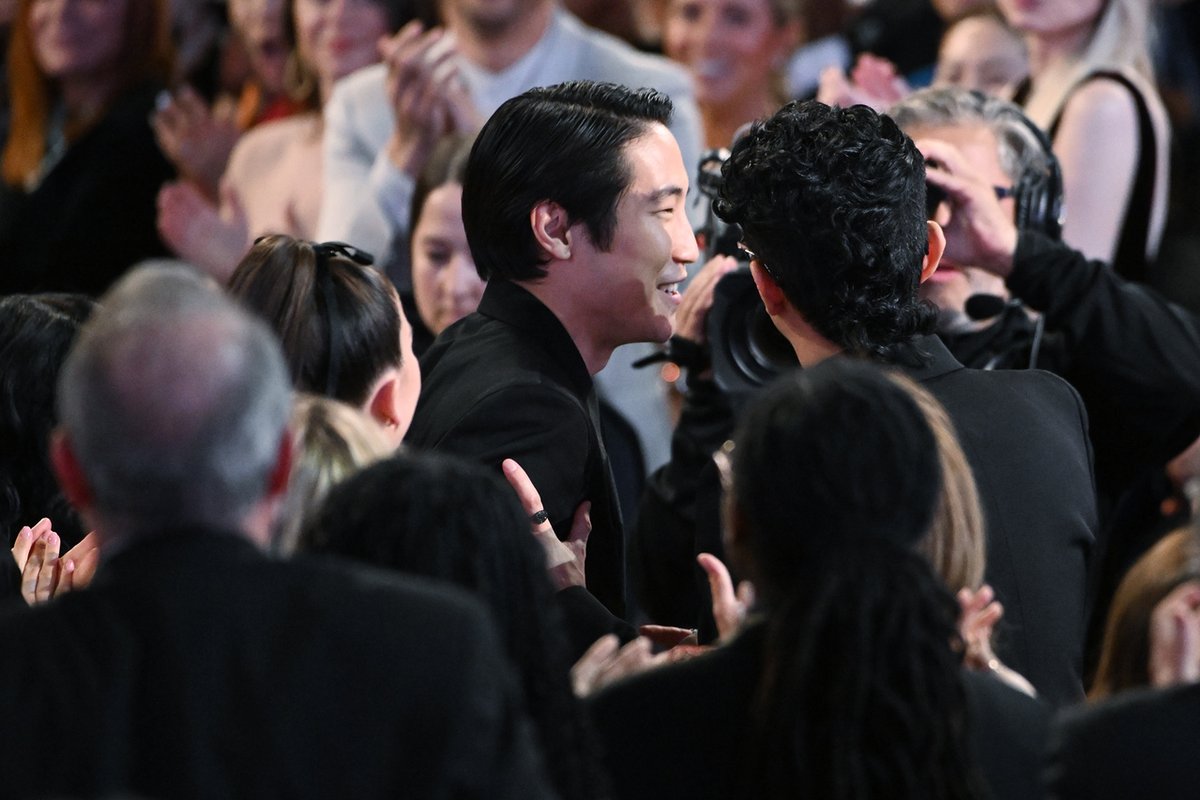 4ChionLifestyle's tweet photo. Lee Sung Jin accepts the Emmy Award for outstanding directing for a limited or anthology series or movie for “BEEF.” #emmys2023 #emmys #4chionstyle #4chionentertainment #BEEF Photo by Phil McCarten/Invision for the Television Academy/AP Images https://t.co/4ioYliB5PW