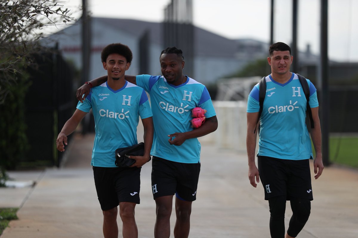 LaHSomosTodos's tweet photo. 🇭🇳Día -2 en #USA🇺🇸

UNIDOS POR LA H

La selección catracha brilló en su segundo día de entrenamiento en Ft Lauderdale.

Armonía, excelente ánimo, actitud y disposición fueron evidentes de principio a fin. ¡Listos para el amistoso ante Islandia! 

⚽ #Honduras #Fútbol #UNIDOSXLAH https://t.co/ZII4CMJA7S