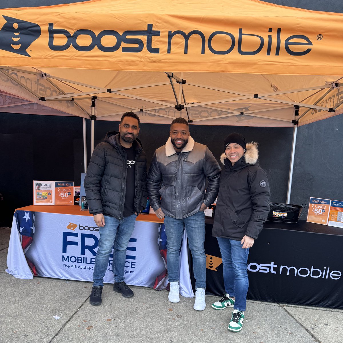 vtruongcao's tweet photo. All smiles at #MLKDayofService in #WestPhilly with @RepAmenBrown stopping by supporting the community 🧡🖤

@seanlee9 

#operationblocksweep #community #mlkday #getafterit #boostmobile #boostnation #mlk #outreach #freefood #freeclothing #acp #philly #resources #jazzwireless https://t.co/kfLOq6wAy8
