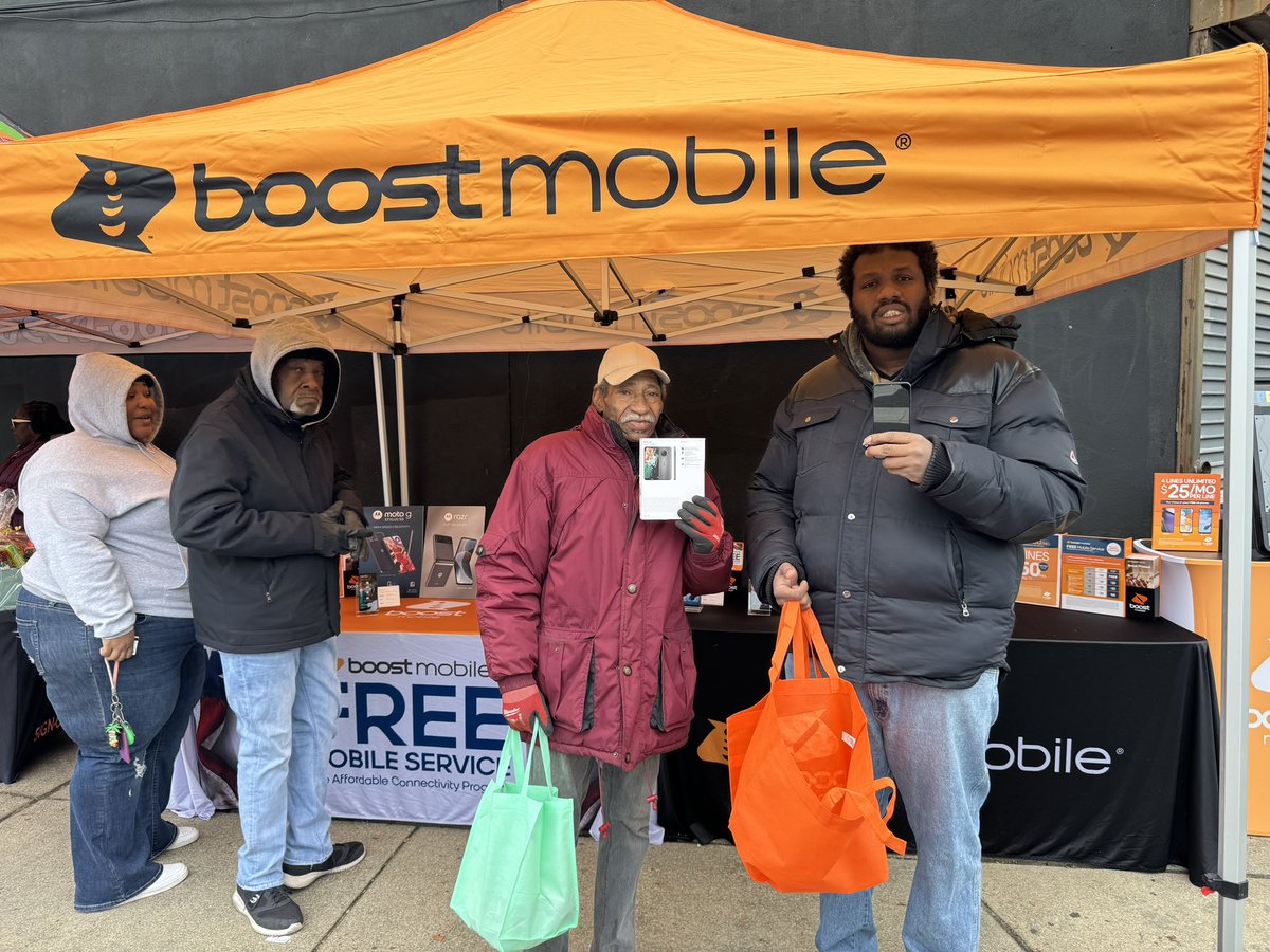 vtruongcao's tweet photo. All smiles at #MLKDayofService in #WestPhilly with @RepAmenBrown stopping by supporting the community 🧡🖤

@seanlee9 

#operationblocksweep #community #mlkday #getafterit #boostmobile #boostnation #mlk #outreach #freefood #freeclothing #acp #philly #resources #jazzwireless https://t.co/kfLOq6wAy8