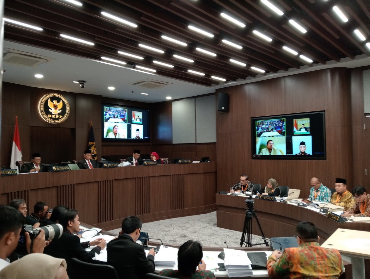 Sidang kode etikDKPP, menurut saksi ahli KPU melanggar kode etik krn menerima berkas Gibran (batas akhir25 okt) &amp; memverifiksinya (batas akhir31 Okt) msh menggunakan peraturan KPU lama (minimal 40 thn). Sementara Peraturan barunya di_undangkan br tgl 3 November. #SidangEtikDKPP