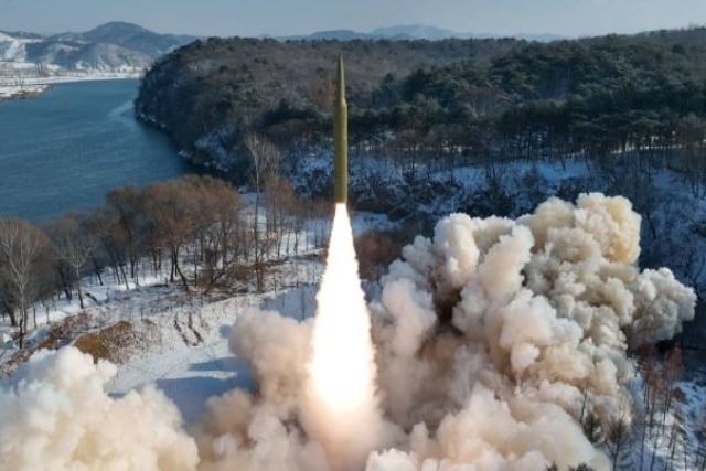 North Korea Tests of Solid-fuel Missile Tipped with Hypersonic Weapon
defensemirror.com/news/35846/Nor… 

#NorthKorea #MissileTest #HypersonicWarhead #IRBM #SolidFuel #NationalSecurity #KoreanCentralNewsAgency #MilitaryTechnology #SeaOfJapan #DefenseMinistry #Japan #USTerritory #Guam