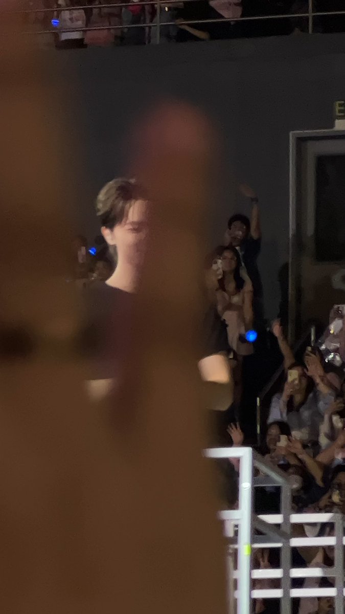 byuumie's tweet photo. sa nasa harap ko, thank you at nakita ko si dino 🥰🥰🥰🥰🥰🥰🥰 https://t.co/lSIjR4iCdR