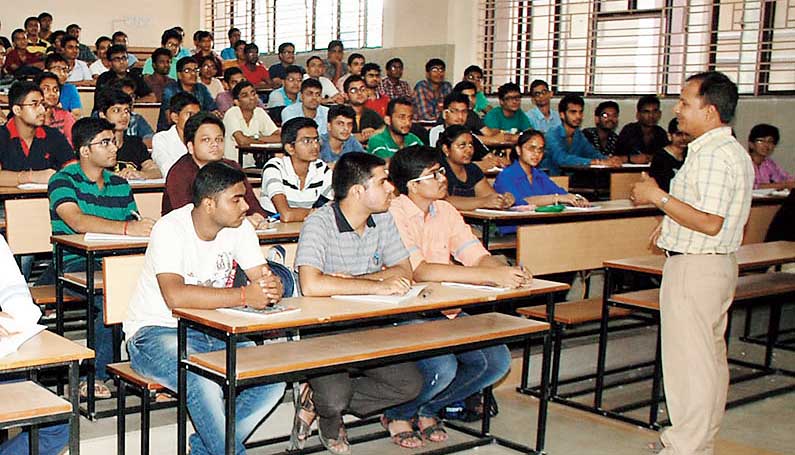 एक प्रोफेसर अपनी क्लास में कहानी सुना रहे थे....

एक बार समुद्र के बीच में एक बड़े जहाज पर बड़ी दुर्घटना हो गयी। कप्तान ने शिप खाली करने का आदेश दिया। जहाज पर एक युवा दम्पति थे।
जब लाइफबोट पर चढ़ने का उनका नम्बर आया तो देखा गया नाव पर केवल एक व्यक्ति के लिए ही जगह है। इस मौके पर