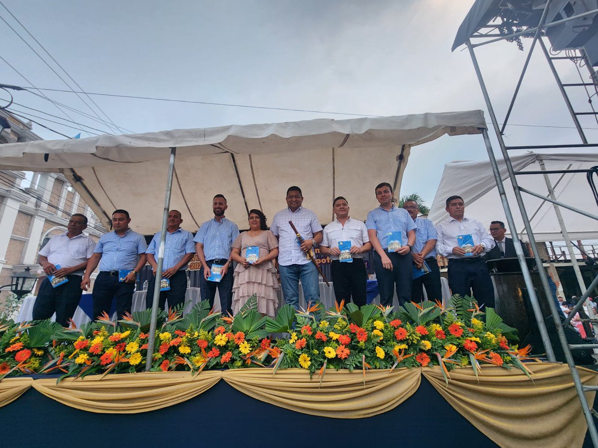 VasnyM's tweet photo. •📅 Lunes 15 Enero 2024

•⏳ 16:00 | Toma de posesión Alcalde y Concejo Municipal San Francisco Zapotitlán

✅ Tuve el honor de estar acompañando al señor Luis Gonzalo Mejía, y su concejo municipal, hoy inician un nuevo reto y deseo lo mejor para su administración https://t.co/TylQqi5eFP