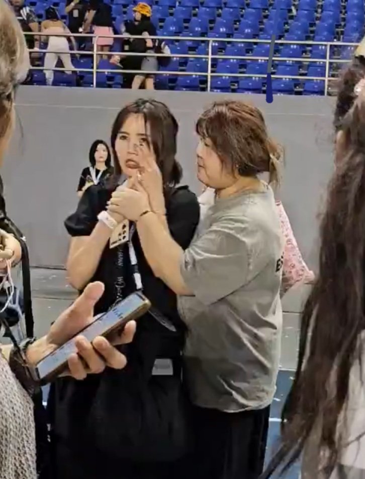 hanjiyonks's tweet photo. "sa mukha yung tama nya" 🤣🤣🤣 oh ayan na yung tinamaan sa mukha HAHAHAHAHAHAHA

credits to ate pam @everywonwoo na fast hands magvideo 🤣 https://t.co/NVPFBfC3mp